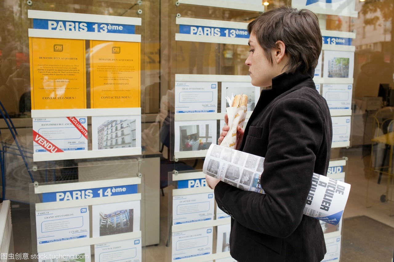 巴黎的房地產經紀人面前的年輕女子